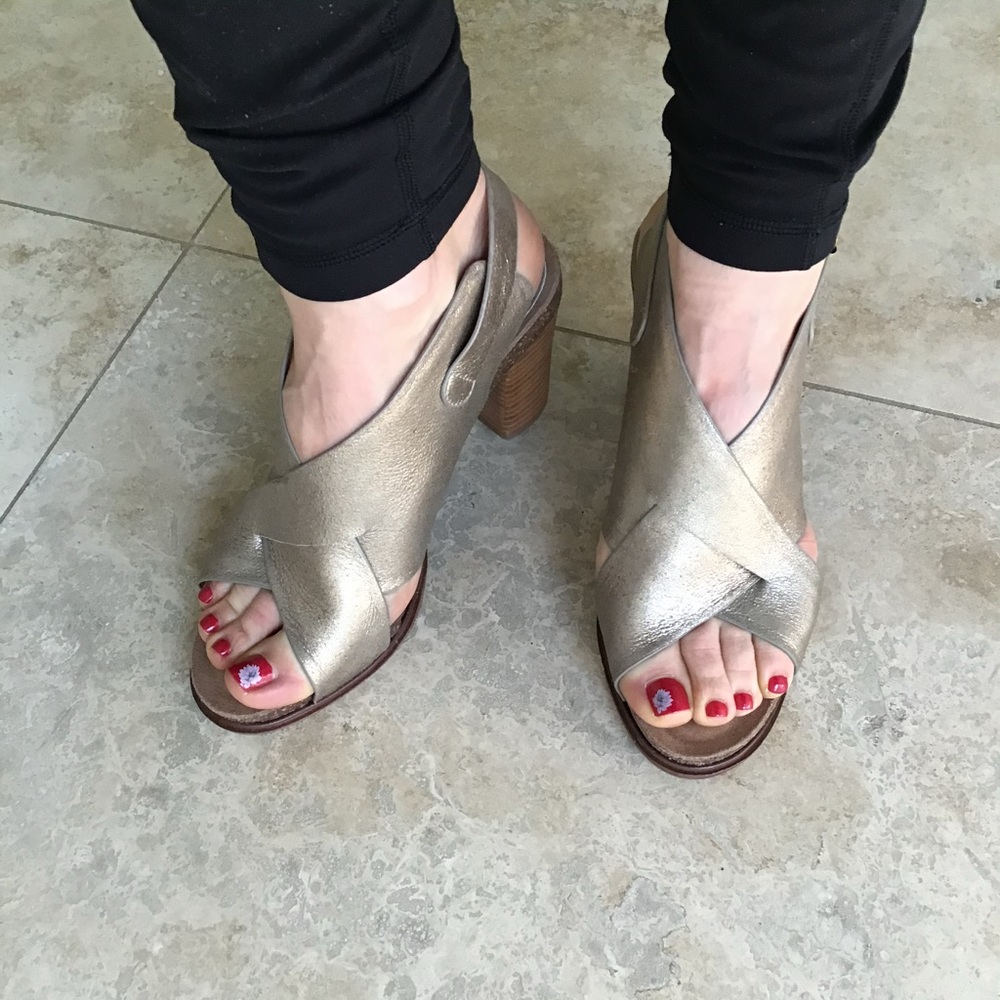 🌺 Gold Metallic Leather Sofft Heel Sandals 8M